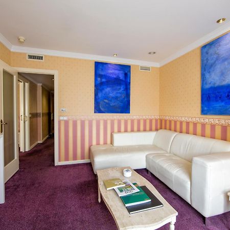 Eurostars Araguaney Hotel Santiago de Compostela Phòng bức ảnh A suite at the hotel