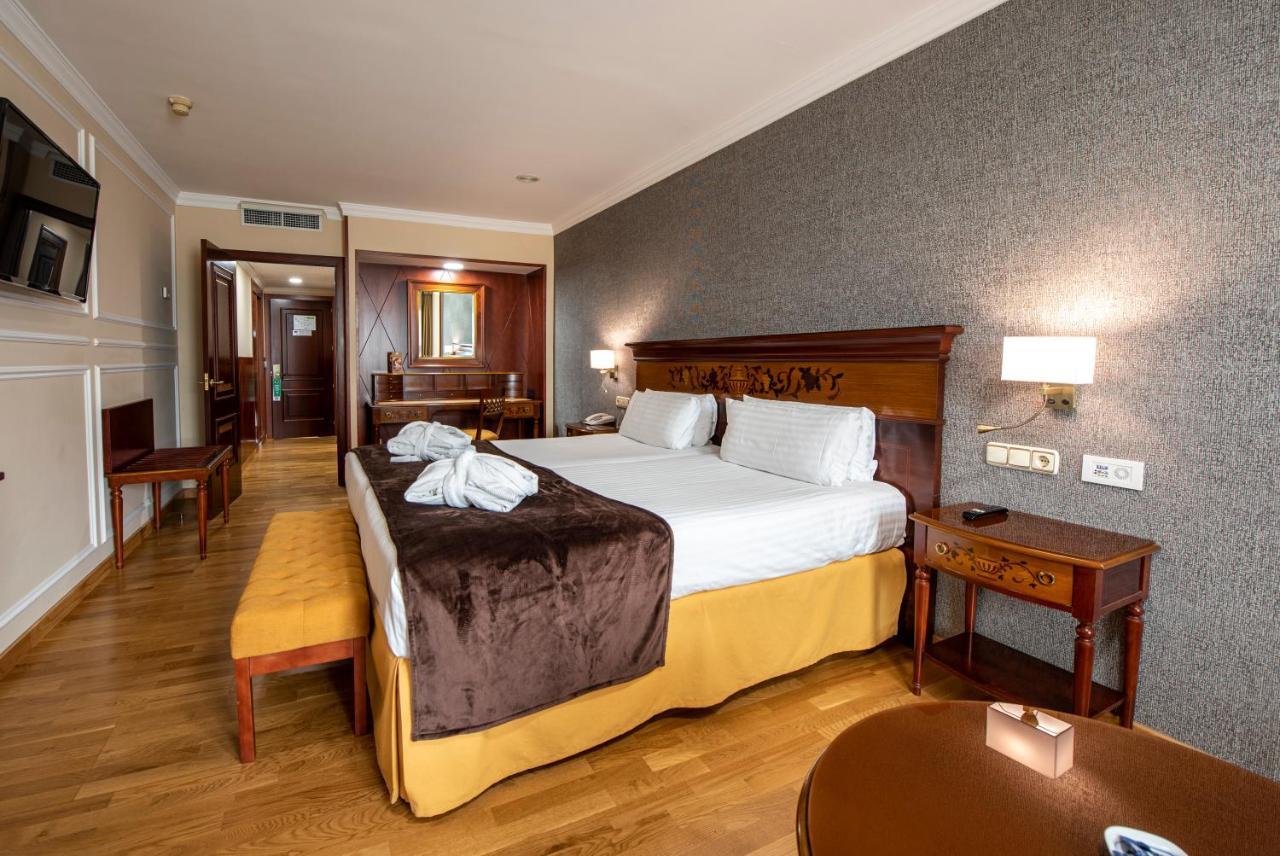 Eurostars Araguaney Hotel Santiago de Compostela Ngoại thất bức ảnh A room at the Hotel San Cristóbal