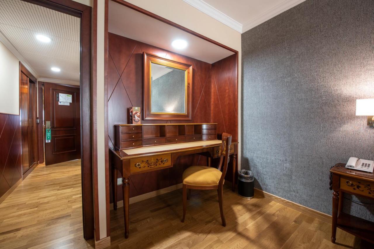 Eurostars Araguaney Hotel Santiago de Compostela Ngoại thất bức ảnh A dressing table