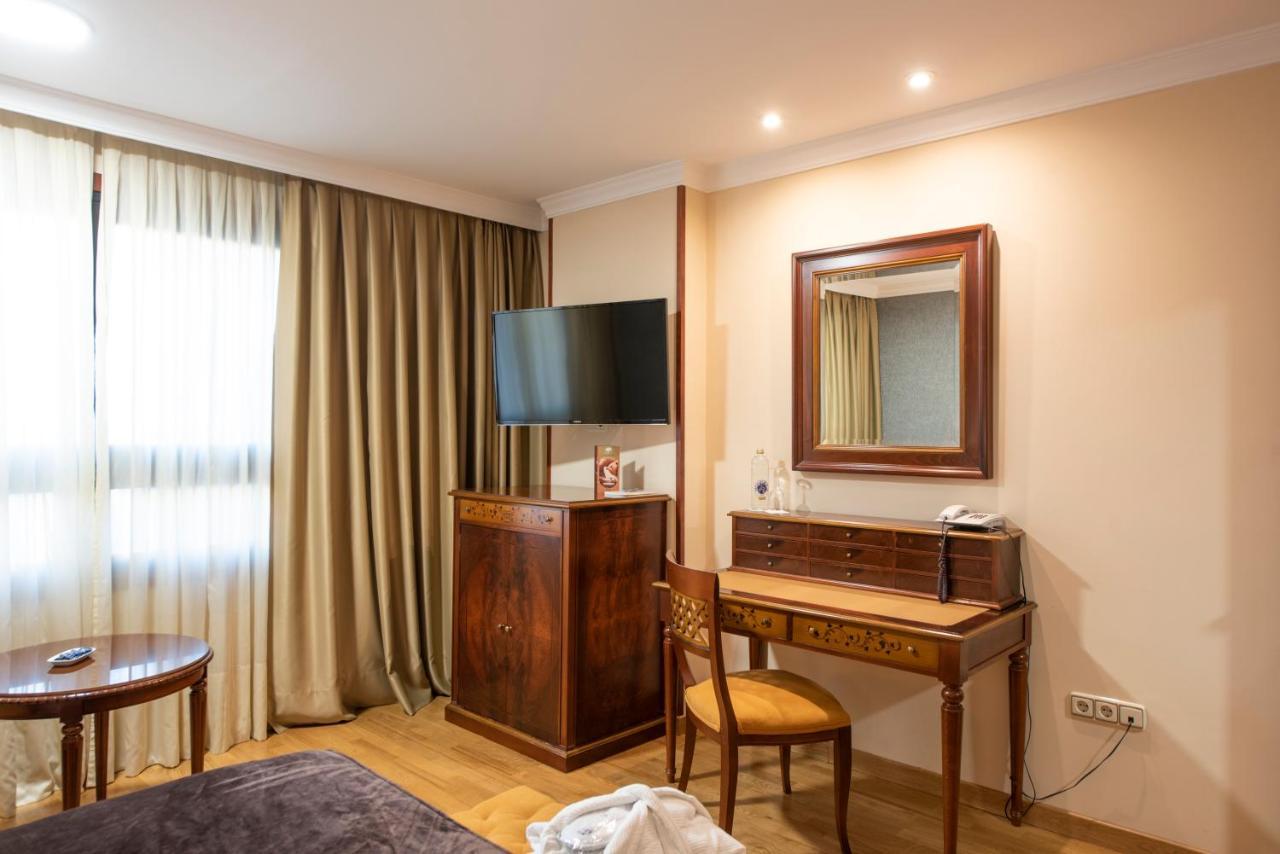 Eurostars Araguaney Hotel Santiago de Compostela Ngoại thất bức ảnh A dressing table