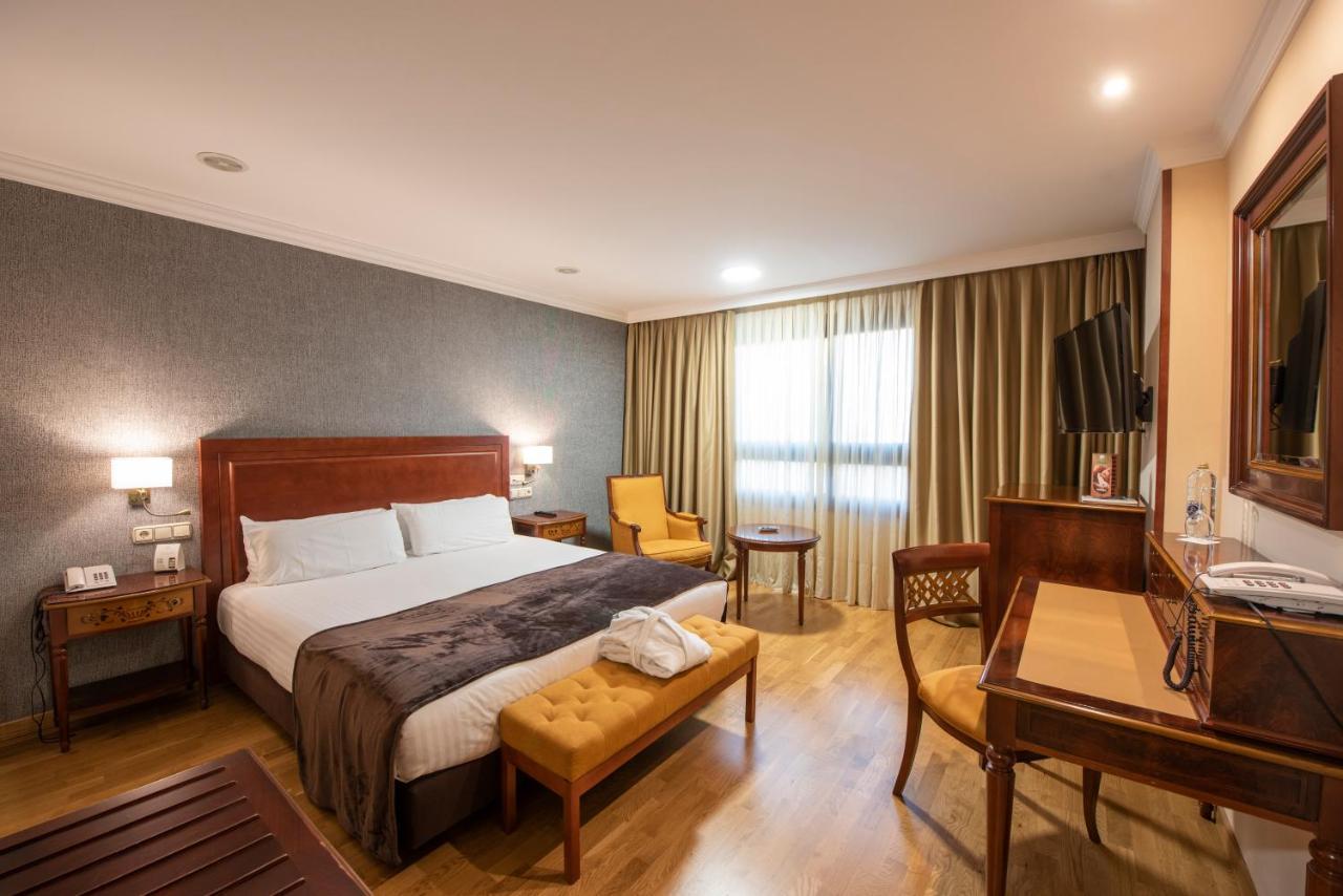 Eurostars Araguaney Hotel Santiago de Compostela Ngoại thất bức ảnh A room at the hotel