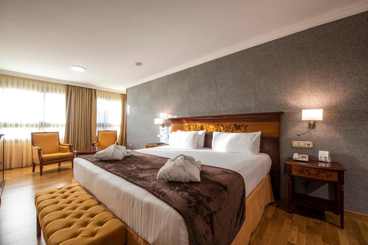 Eurostars Araguaney Hotel Santiago de Compostela Ngoại thất bức ảnh A bedroom at the hotel
