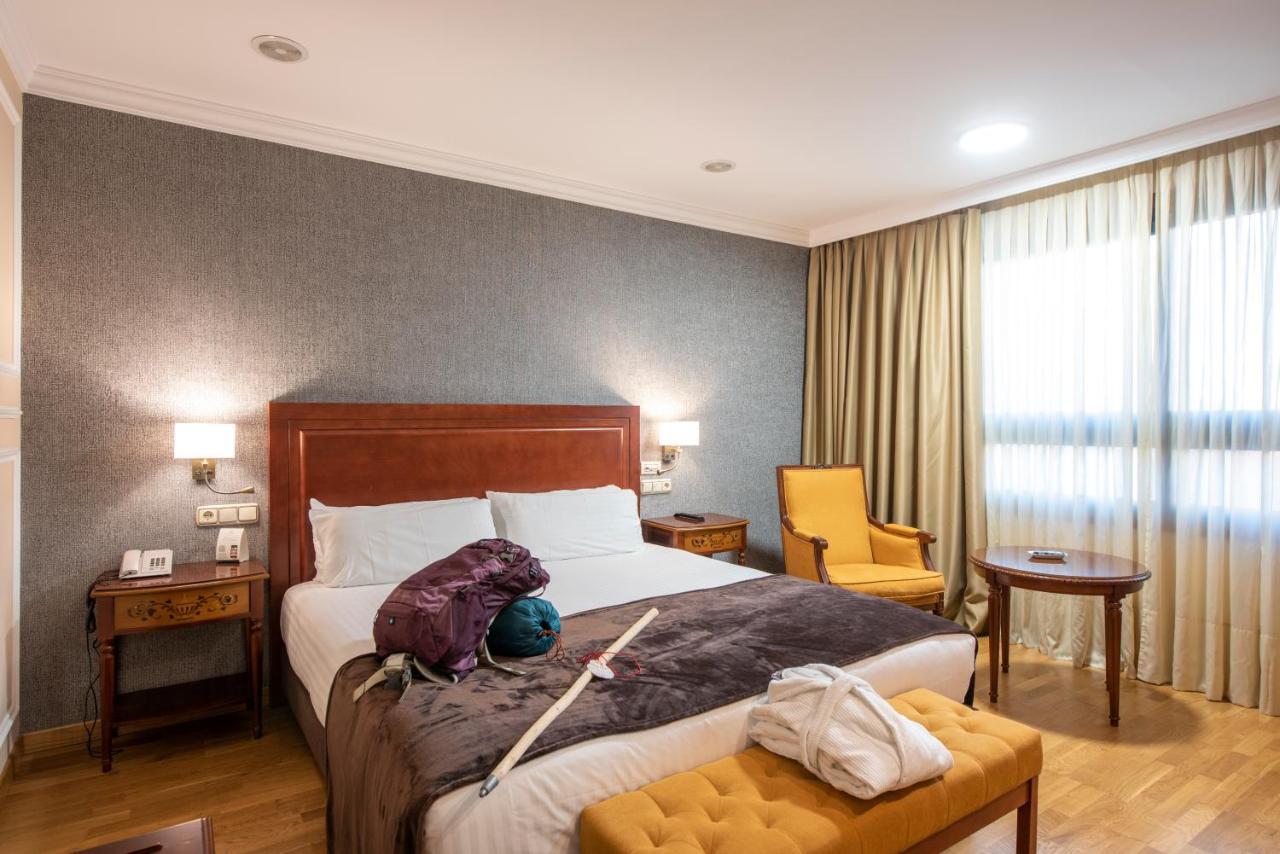 Eurostars Araguaney Hotel Santiago de Compostela Ngoại thất bức ảnh A room at the hotel