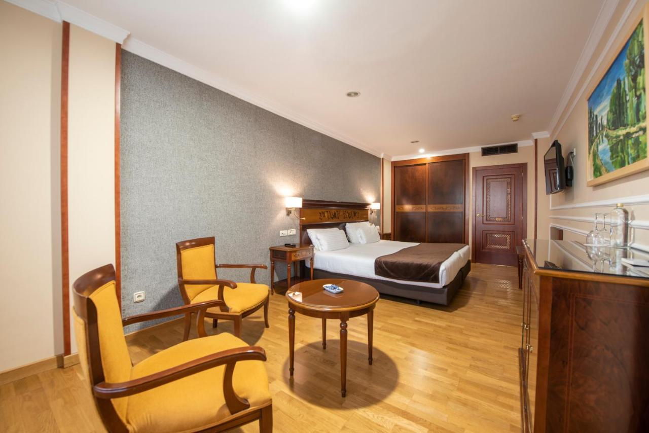 Eurostars Araguaney Hotel Santiago de Compostela Ngoại thất bức ảnh A room at the hotel