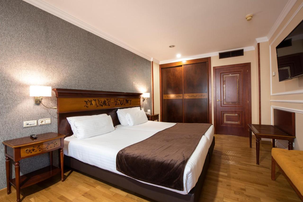 Eurostars Araguaney Hotel Santiago de Compostela Ngoại thất bức ảnh A bedroom in a hotel