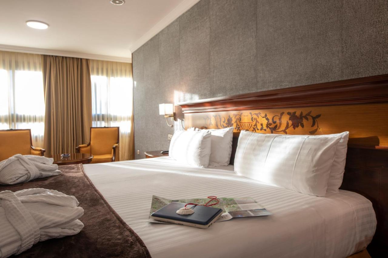 Eurostars Araguaney Hotel Santiago de Compostela Ngoại thất bức ảnh A room at the hotel