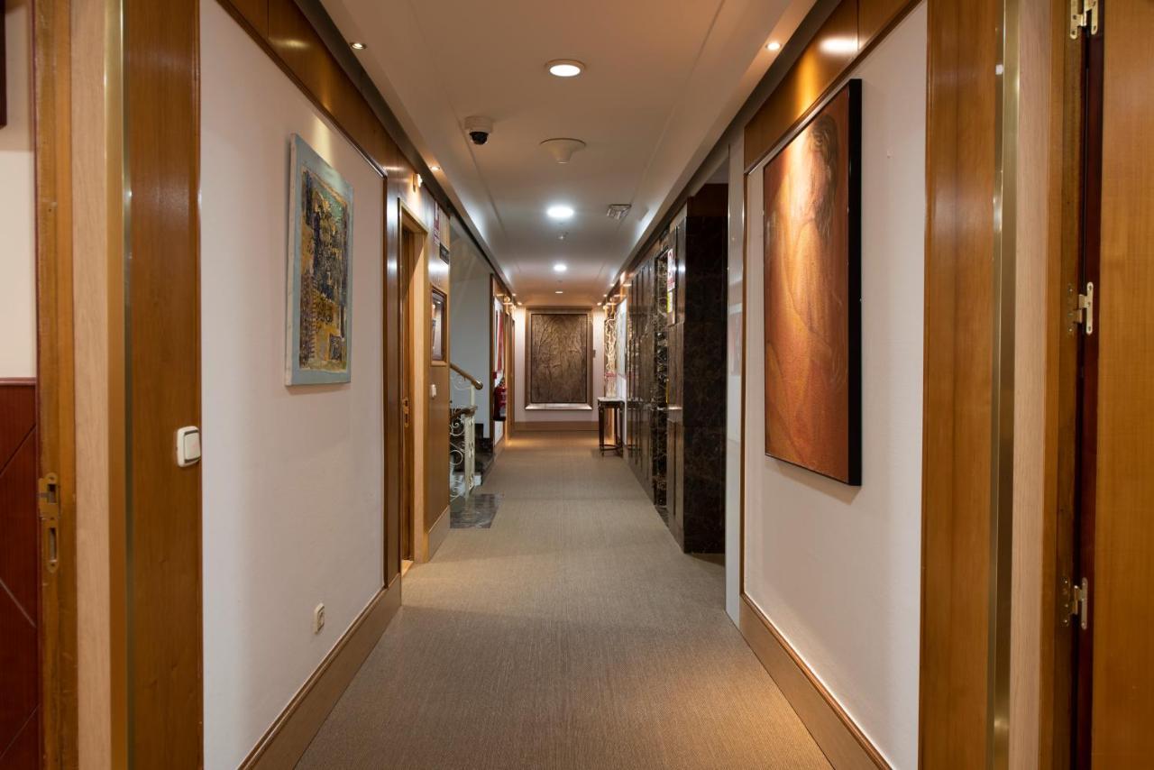 Eurostars Araguaney Hotel Santiago de Compostela Ngoại thất bức ảnh A corridor in a hotel