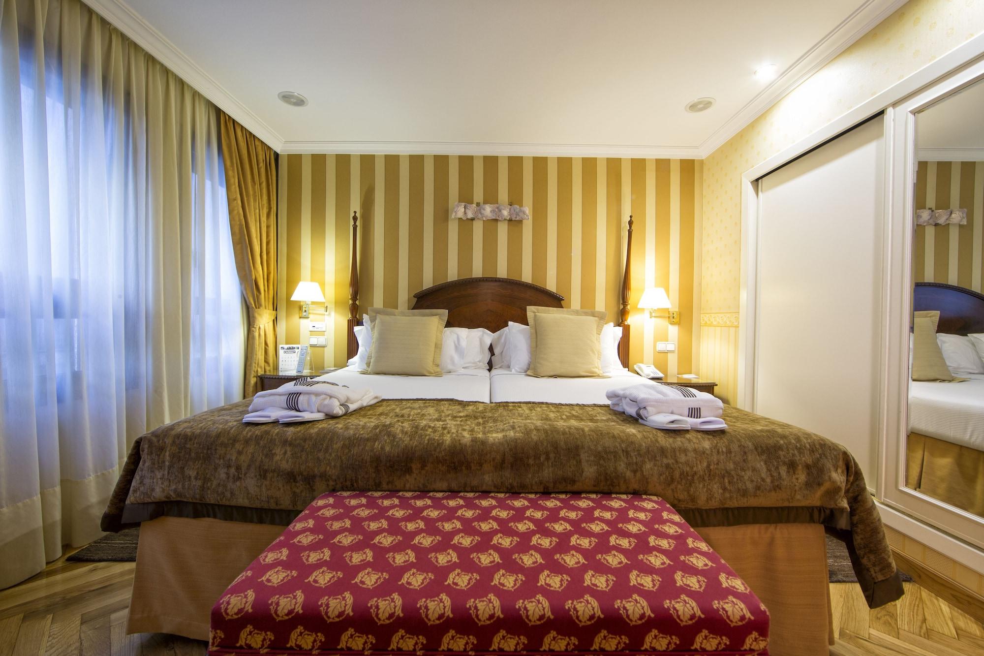 Eurostars Araguaney Hotel Santiago de Compostela Ngoại thất bức ảnh A bedroom at the hotel