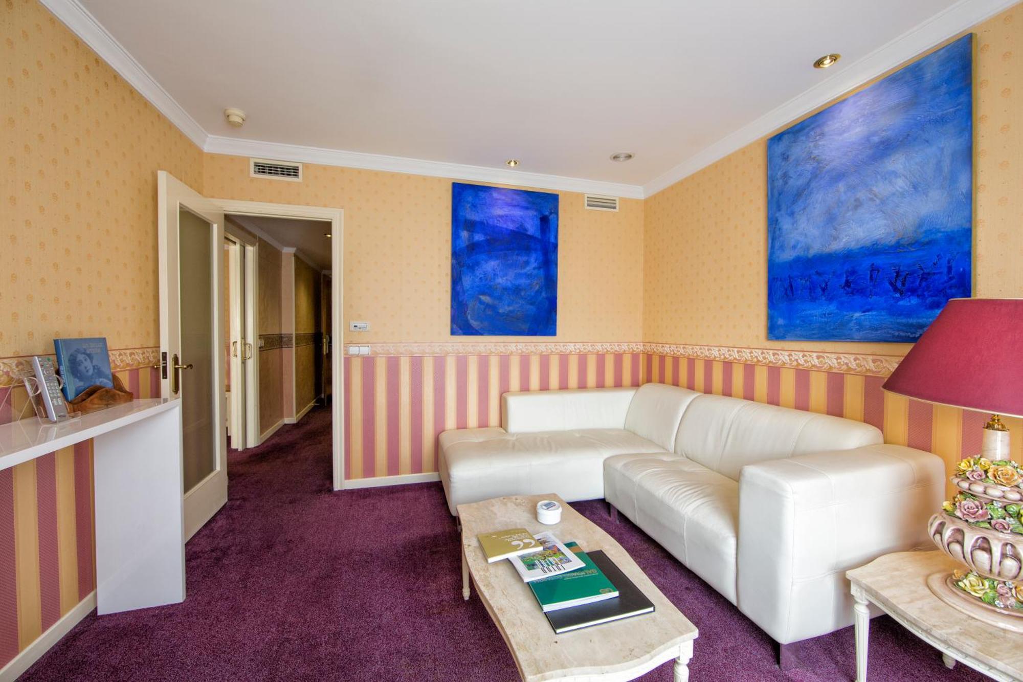 Eurostars Araguaney Hotel Santiago de Compostela Phòng bức ảnh A suite at the hotel