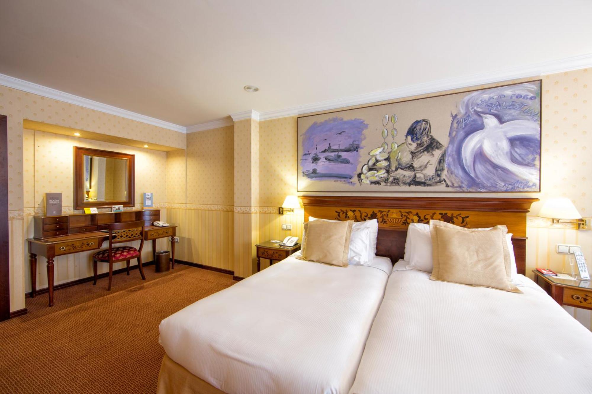 Eurostars Araguaney Hotel Santiago de Compostela Phòng bức ảnh A room at the hotel