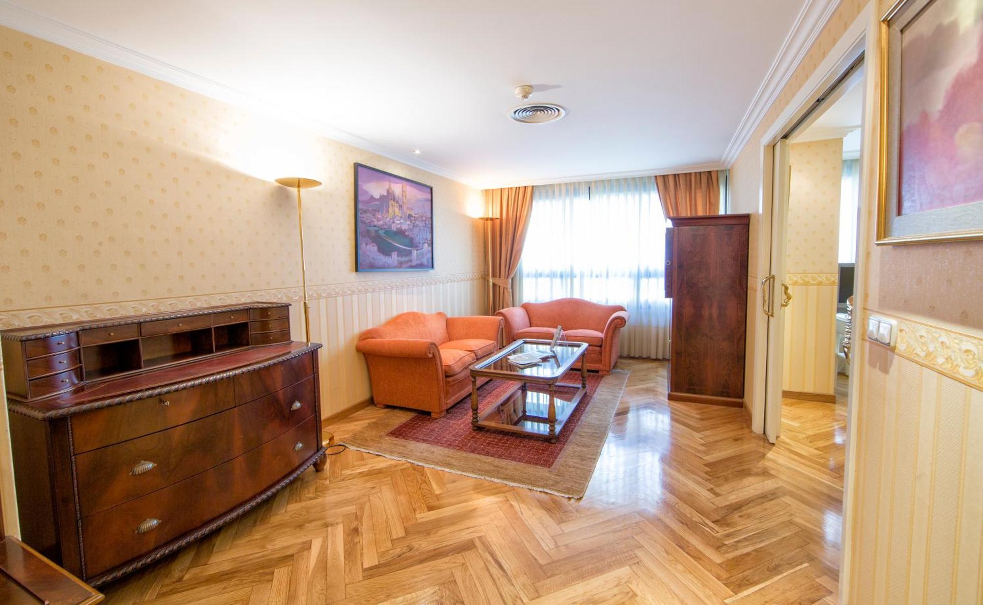 Eurostars Araguaney Hotel Santiago de Compostela Phòng bức ảnh A living room in a hotel suite