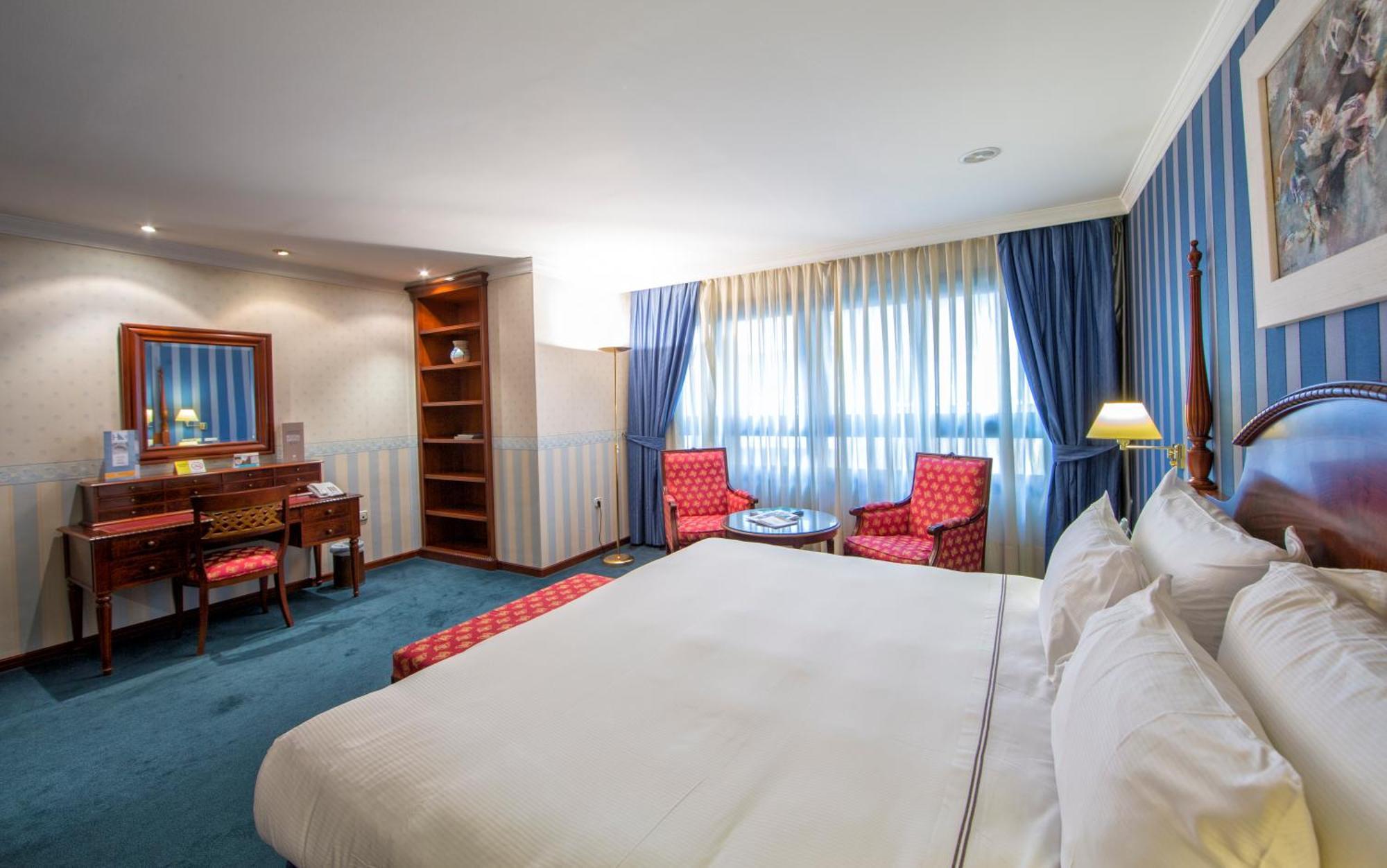 Eurostars Araguaney Hotel Santiago de Compostela Phòng bức ảnh A room at the hotel